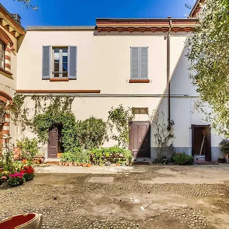Bohemian Art Apartment. One Bedroom One Sofa Διαμέρισμα *
